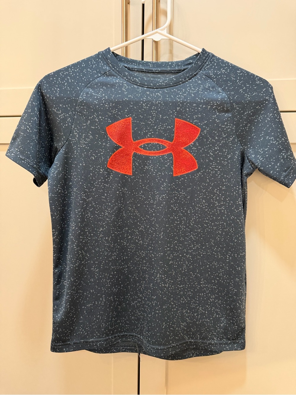 Under Armour Boys' gray Speckle Performance Tee with Red Logo-YM